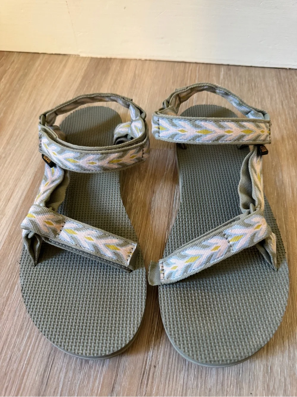 Teva Original Universal Sandals Women’s 9 Grey Pink Geometric Print